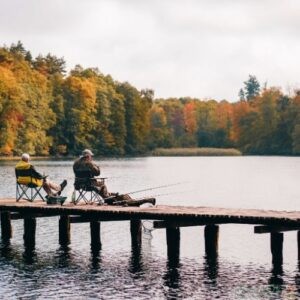 Pescatori sul molo con paesaggio autunnale