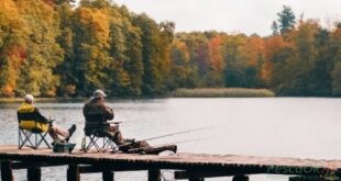 Pescatori sul molo con paesaggio autunnale